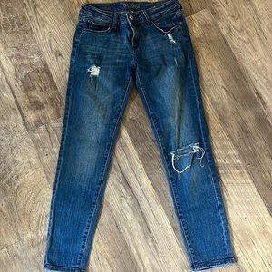 DL1961’s. Medium blue with some tasteful distress. A great jean, stylish.